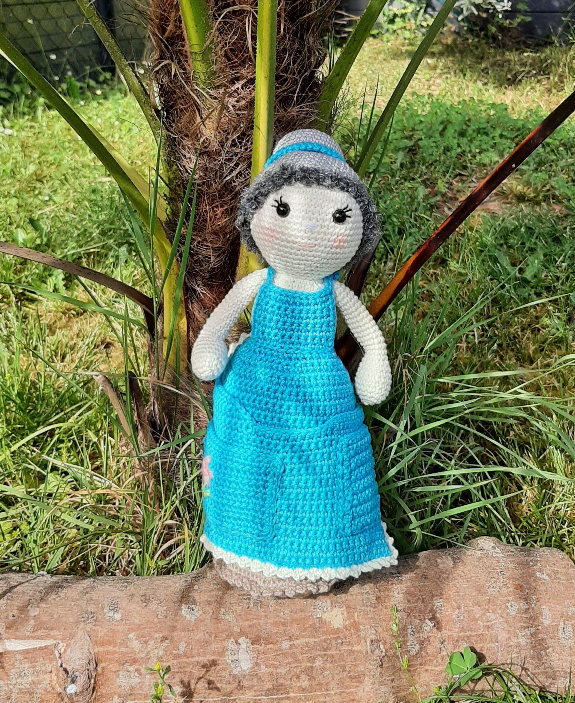 Mamie bleue (sur commande) Poupée assistante au crochet