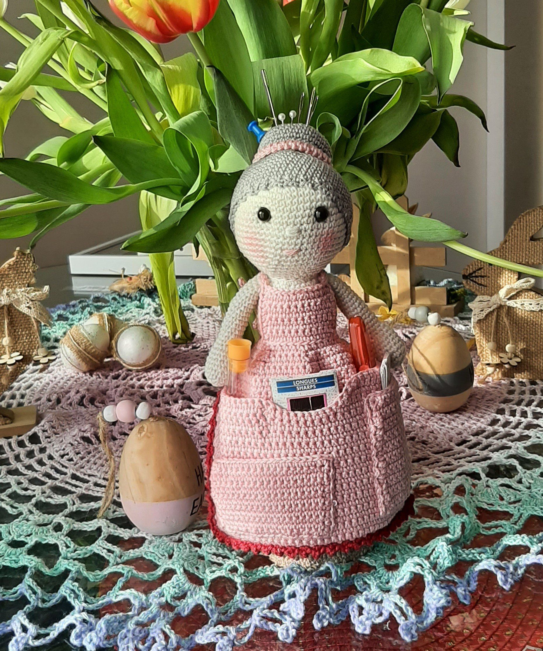 Mamie rose (sur commande) Poupée assistante au crochet