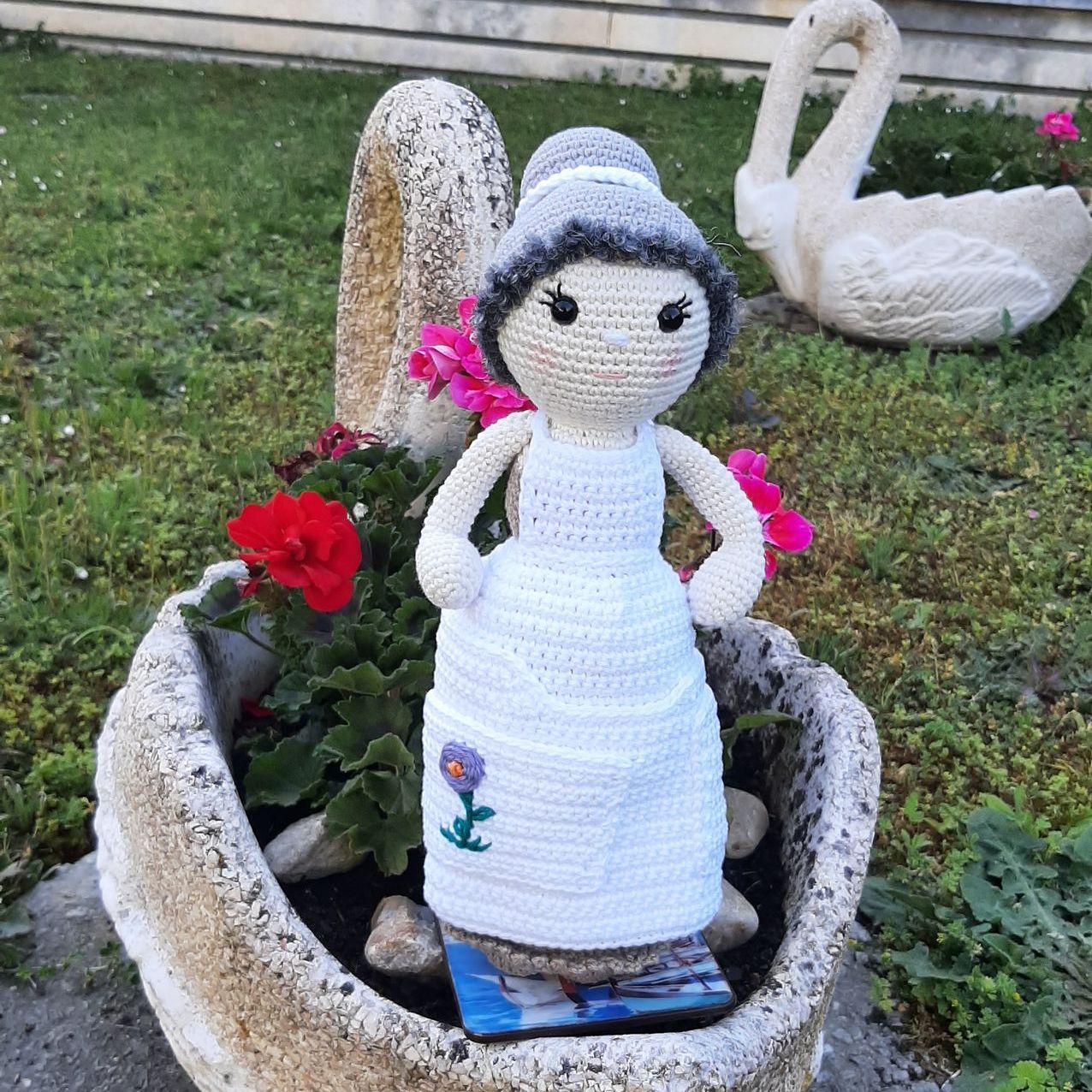 Mamie white (sur commande) Poupée assistante au crochet