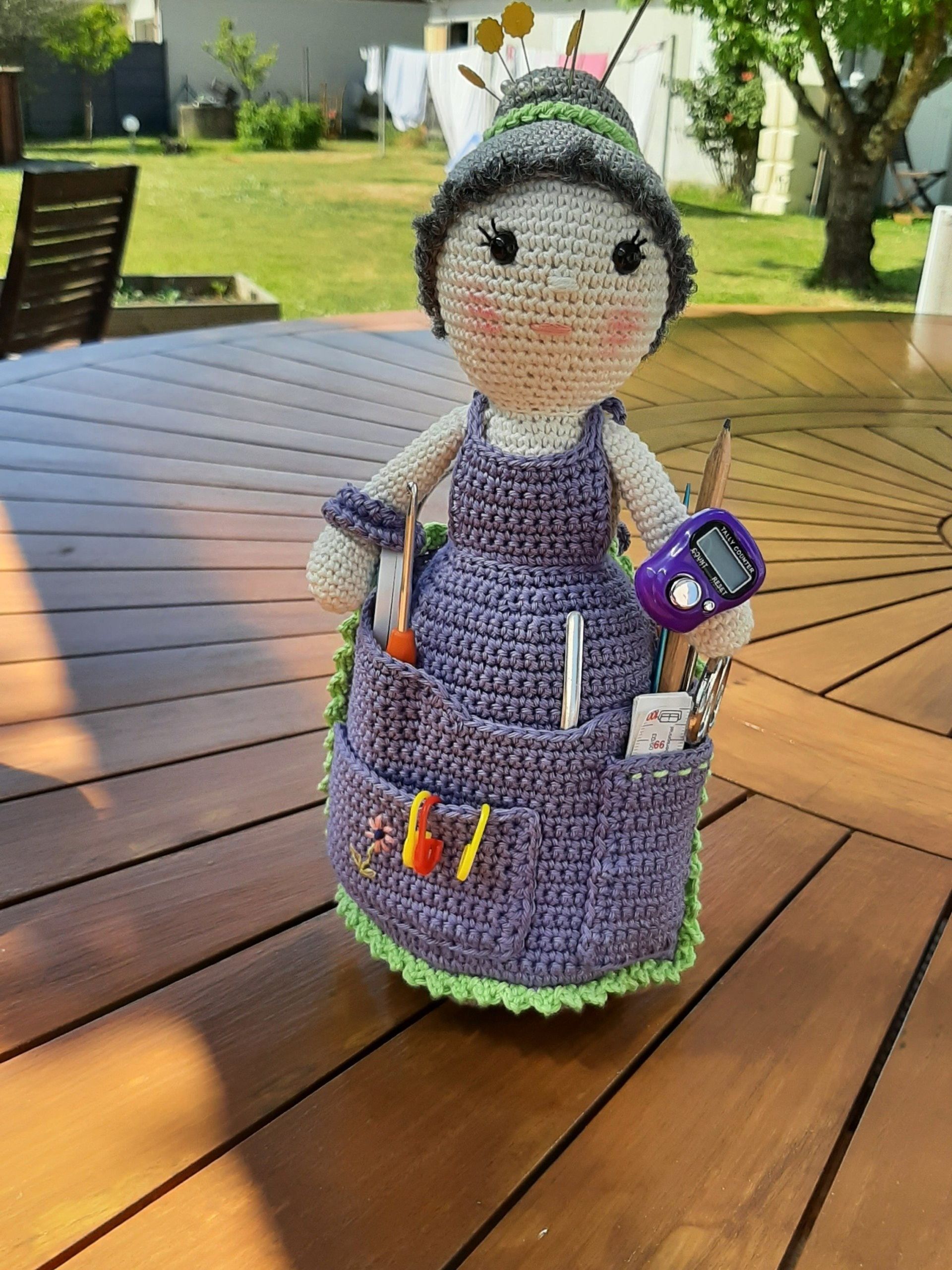 Mamie purple (sur commande) Poupé belle époque robe bleue au crochet