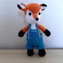 Renard au crochet, doudou renard, jouet pour les enfants, idées cadeaux pour les enfants, jouets personnalisés, renard articulé, amigurumis renard, crocheté un renard, renard rose, renard roux, renard jaune, adorables renards, jouets pour les vacances, offrir un renard au crochet, offrir un cadeau original, offrir un cadeau fait main, trouver un cadeau fait main, trouver une idée cadeau artisanal, chercher un cadeau fait main