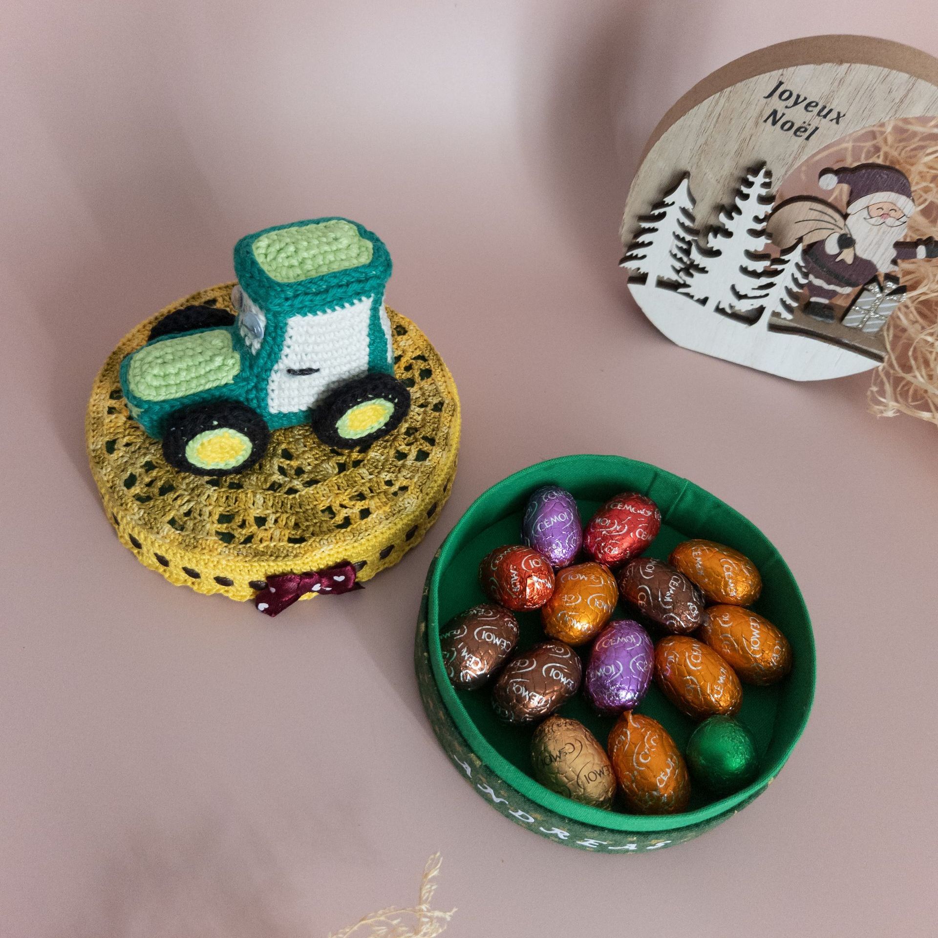 Tracteur vert et sa boite garnie de gourmandises au chocolat, idéale pour offrir à de nombreuses occasions comme un baptême, une naissance, un anniversaire ou Noel