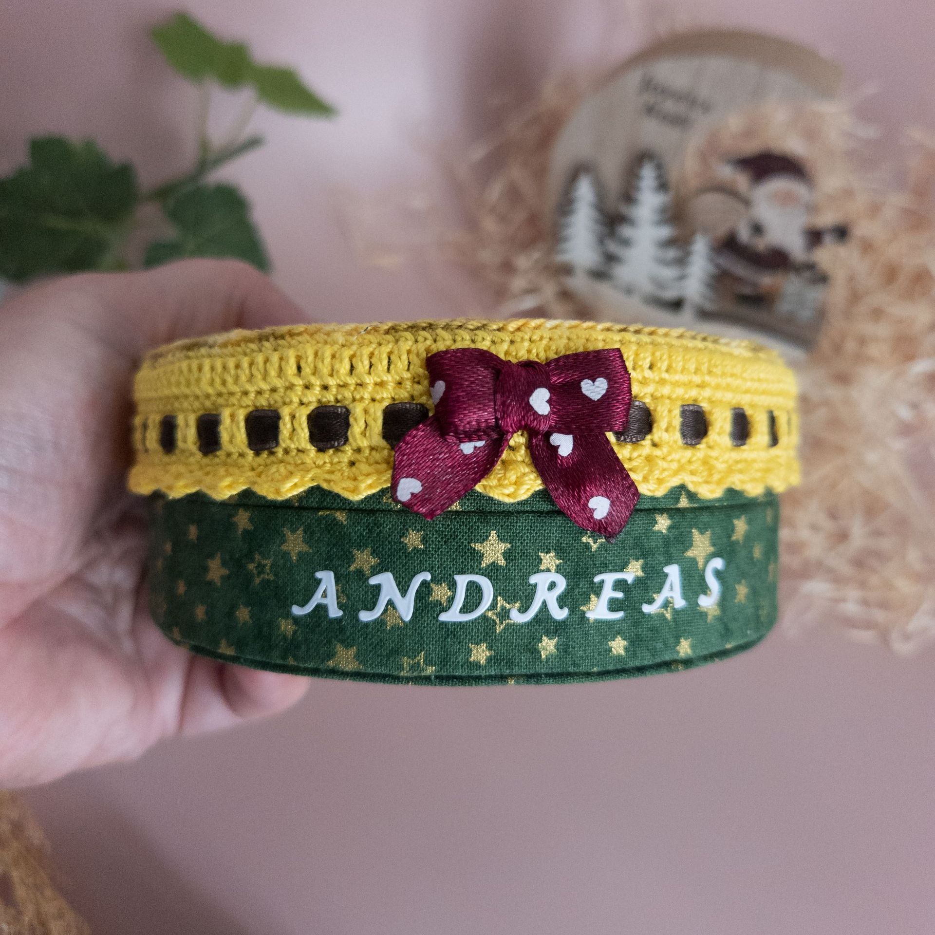 Boite 10X5cm vert sapin et petites étoiles dorées en motif. Idéale pour offrir des dragées, gourmandises à l'occasion d'un baptême, naissance, anniversaire ou plaisir d'offrir. Fabrication artisanale avec des matériaux recyclés et du tissu en coton. Réutilisable pour conserver des petites merveilles, souvenirs, billets de spectacle ou de parc.