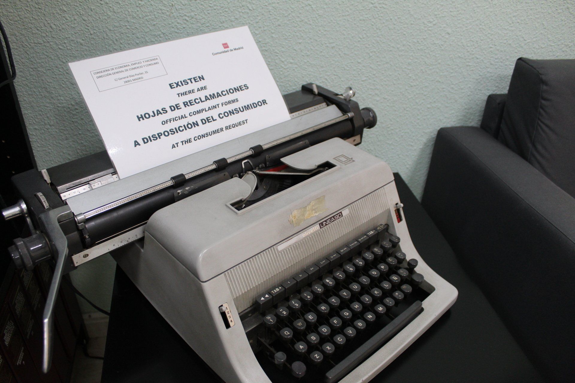 Personas dándose la mano con documentos de fondo