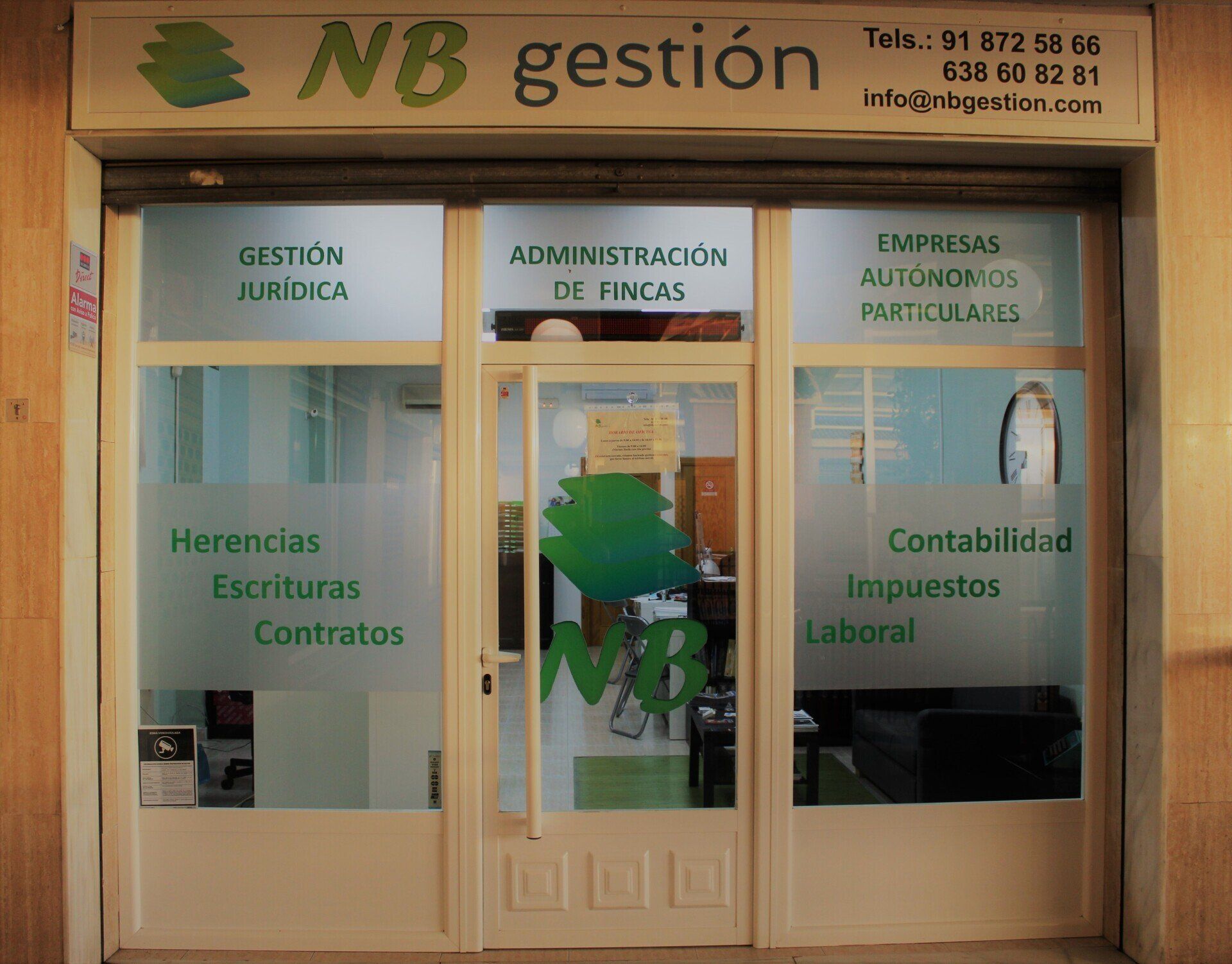 gestor utilizando calculadora