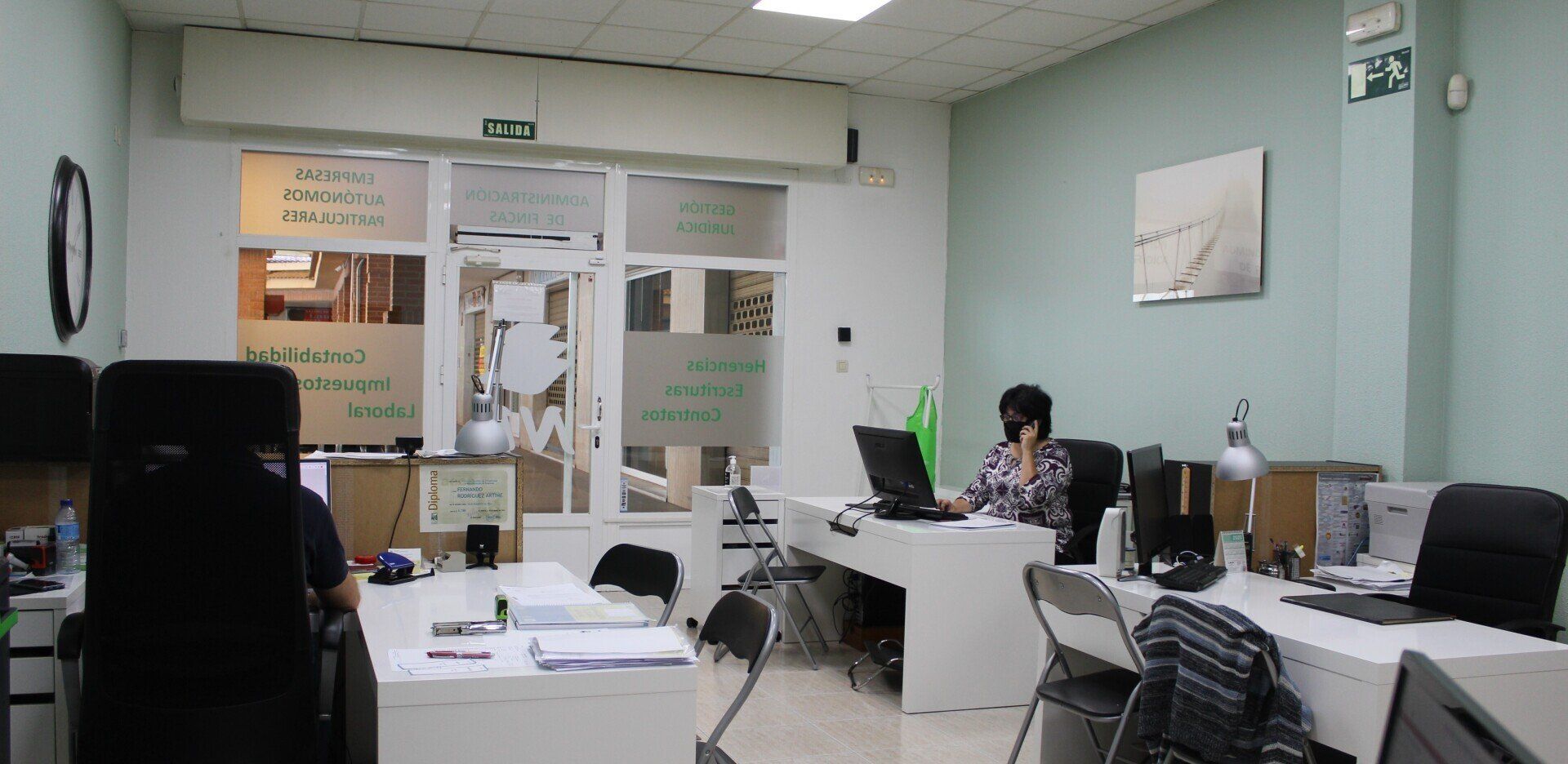 personas dándose la mano