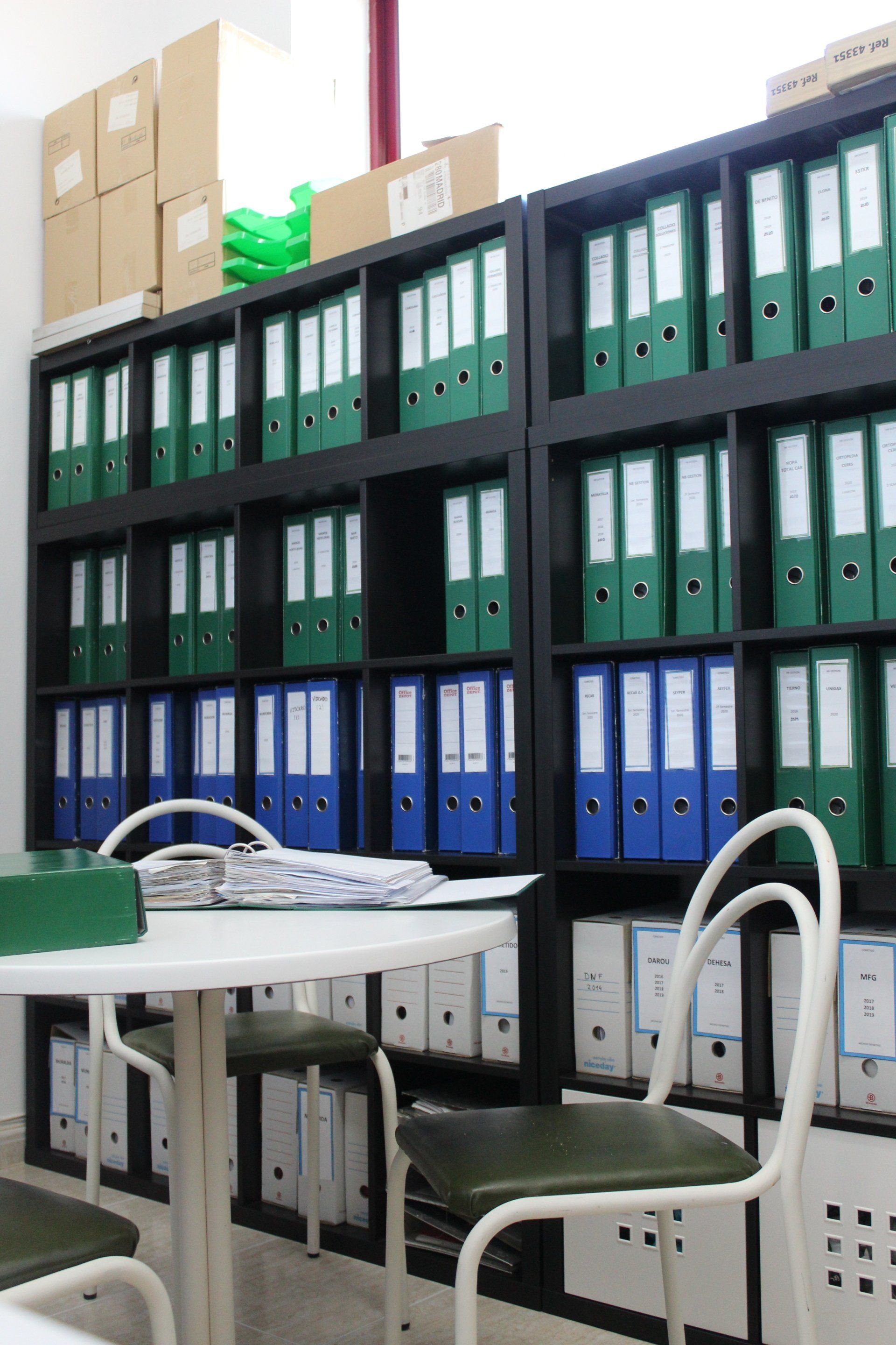 Personas dándose la mano