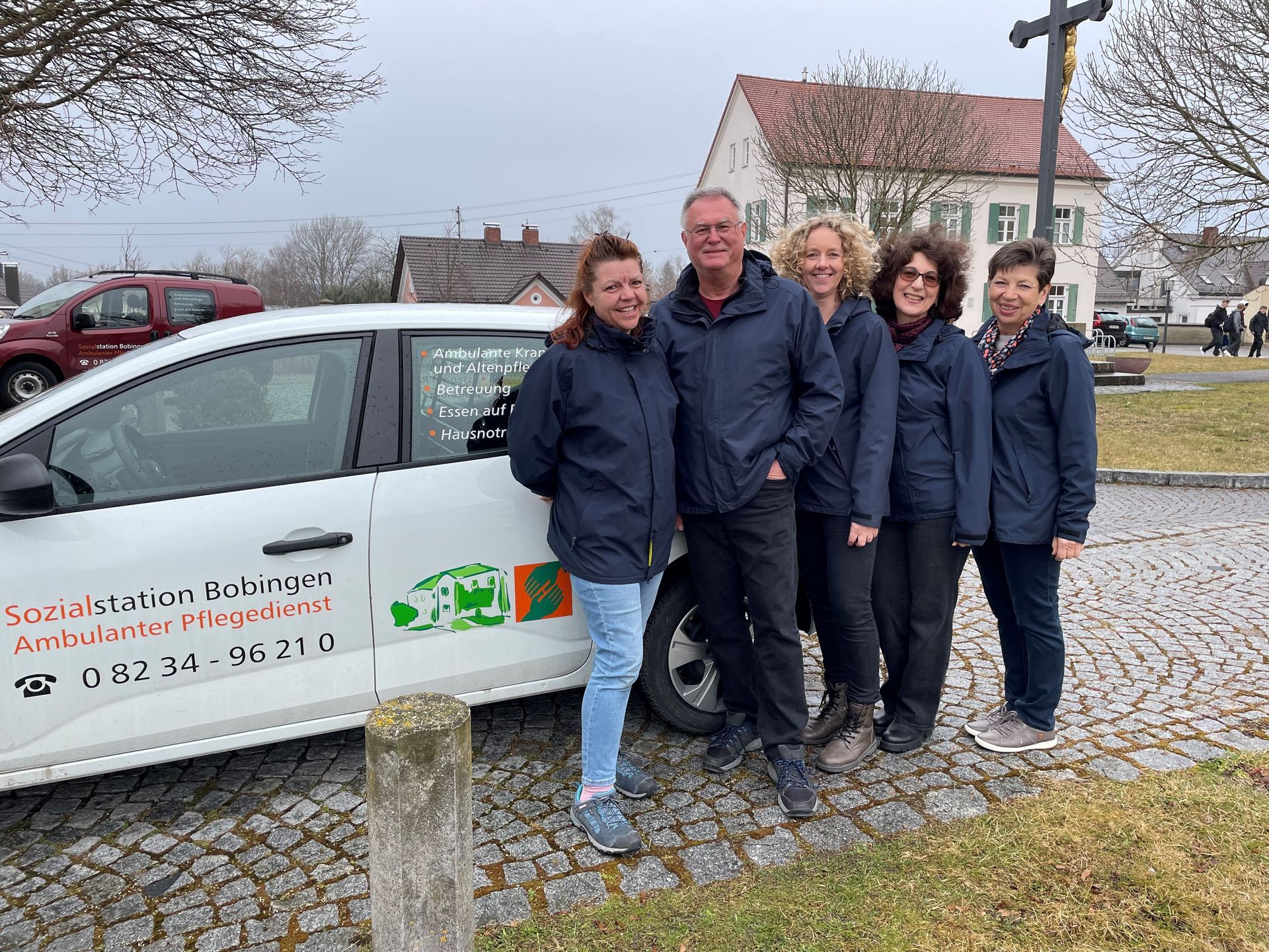 Bild Mitarbeiterinnen der Sozialstation Bobingen vor dem Lieferauto für das Essen auf Räder