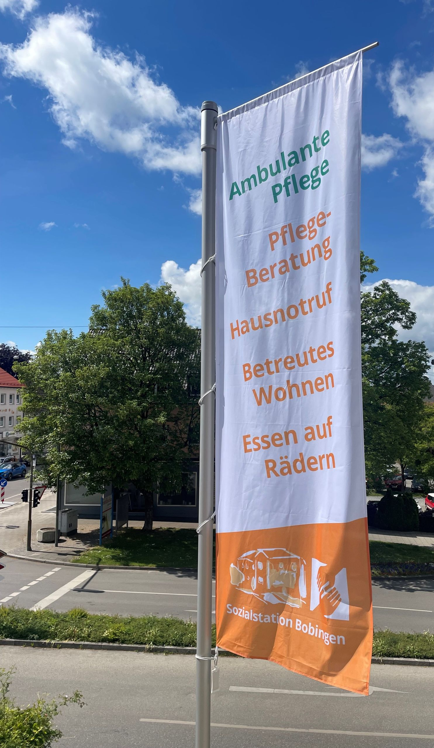 Endlich sind unsere neuen Fahnen da!
Und sie sehen toll aus!
