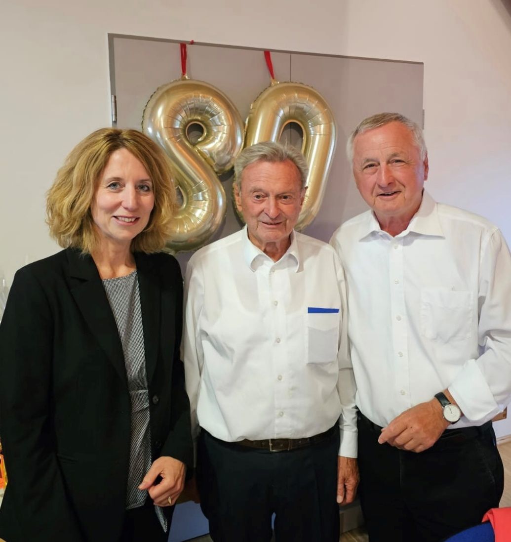 Bild Lothar Drössler, langjähriges Vereinsmitglied und ehemaliges Vorstandsmitglied der Sozialstation Bobingen e. V., feierte mit Familie und Freunden am 28. Juli 2023 seinen 80. Geburtstag.
In seiner Einladung zum Fest bat Lothar Drössler, wie schon mehrere Male zuvor, anstelle von Geschenken um Spenden für die Sozialstation.
Geschäftsführerin Regina Weinkamm und Vorstandsvorsitzender Jürgen Reichert Dr. hc bedankten sich im Namen der Sozialstation für diese großzügige Geste und treue Unterstützung.