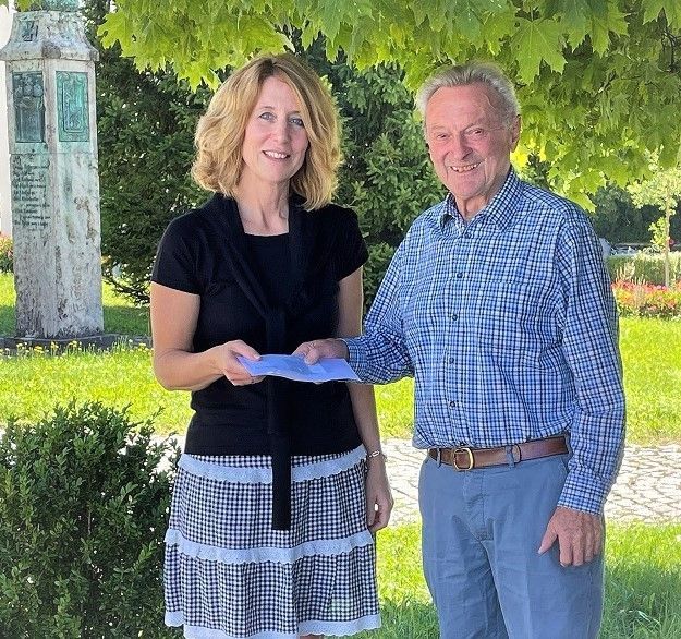 Bild Übergabe der Spende in Höhe von 2000 Euro von Lothar Drössler an Regina Weinkamm Geschäftsführerin der Sozialstation Bobingen