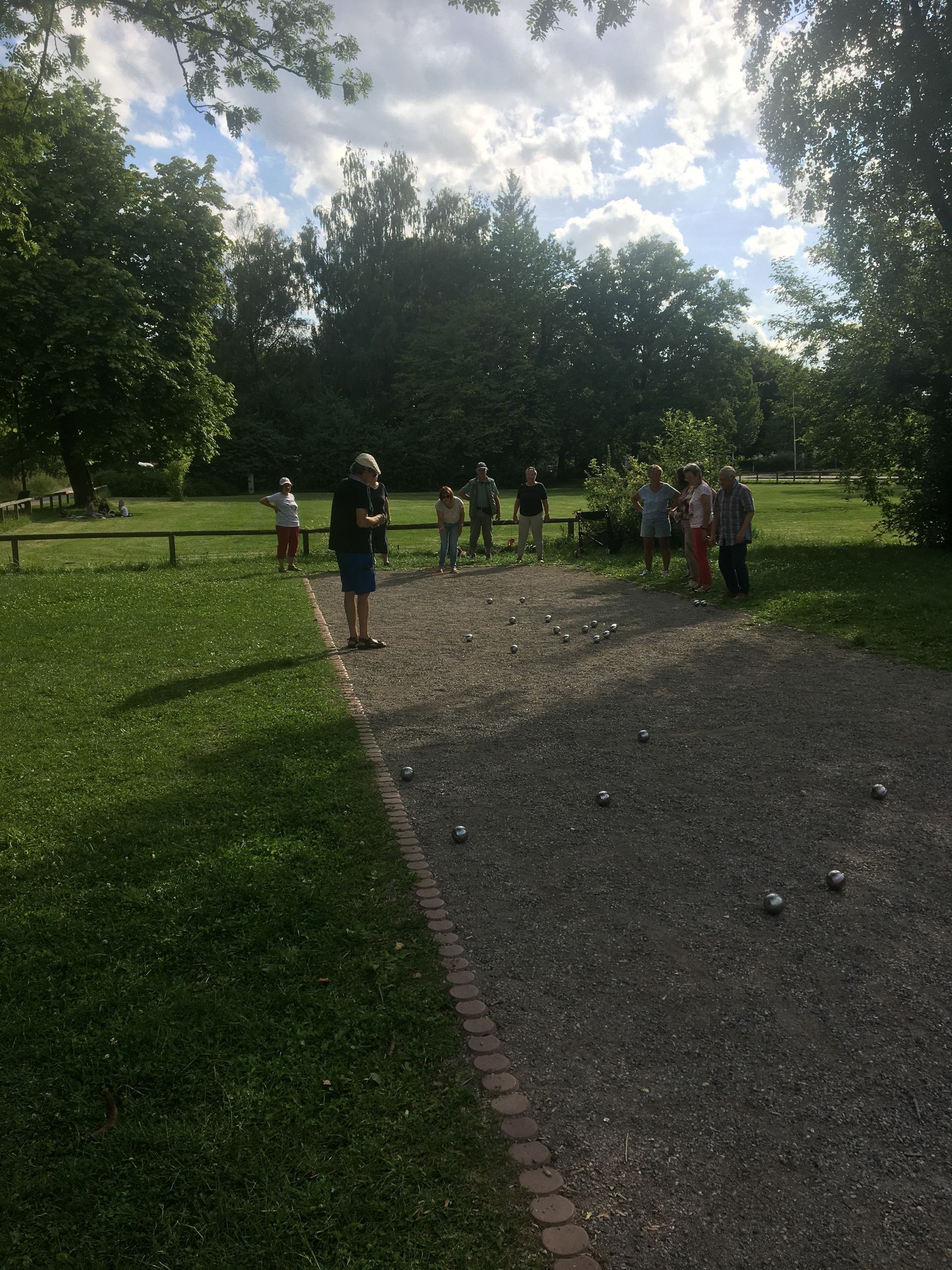Bild Personen beim Boulespielen