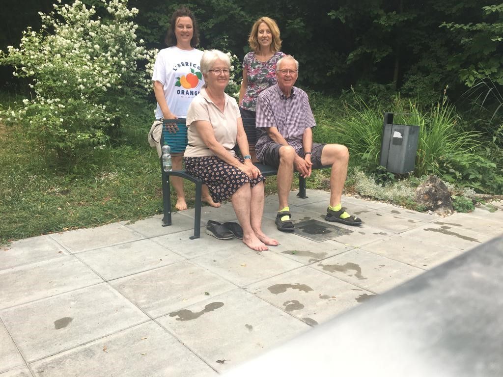 Spaziergang zu Barfußpfad & Wassertretanlage in Wehringen am 21.6.2023 
Wetterglück muss man haben. Bei strahlendem Sonnenschein, aber noch erträglichen Temperaturen, sind wir abends, überwiegend auf Waldwegen, gelaufen. An der Anlage haben wir uns 
abgekühlt und eine kleine Pause mit Snack eingelegt. Es war einfach herrlich!