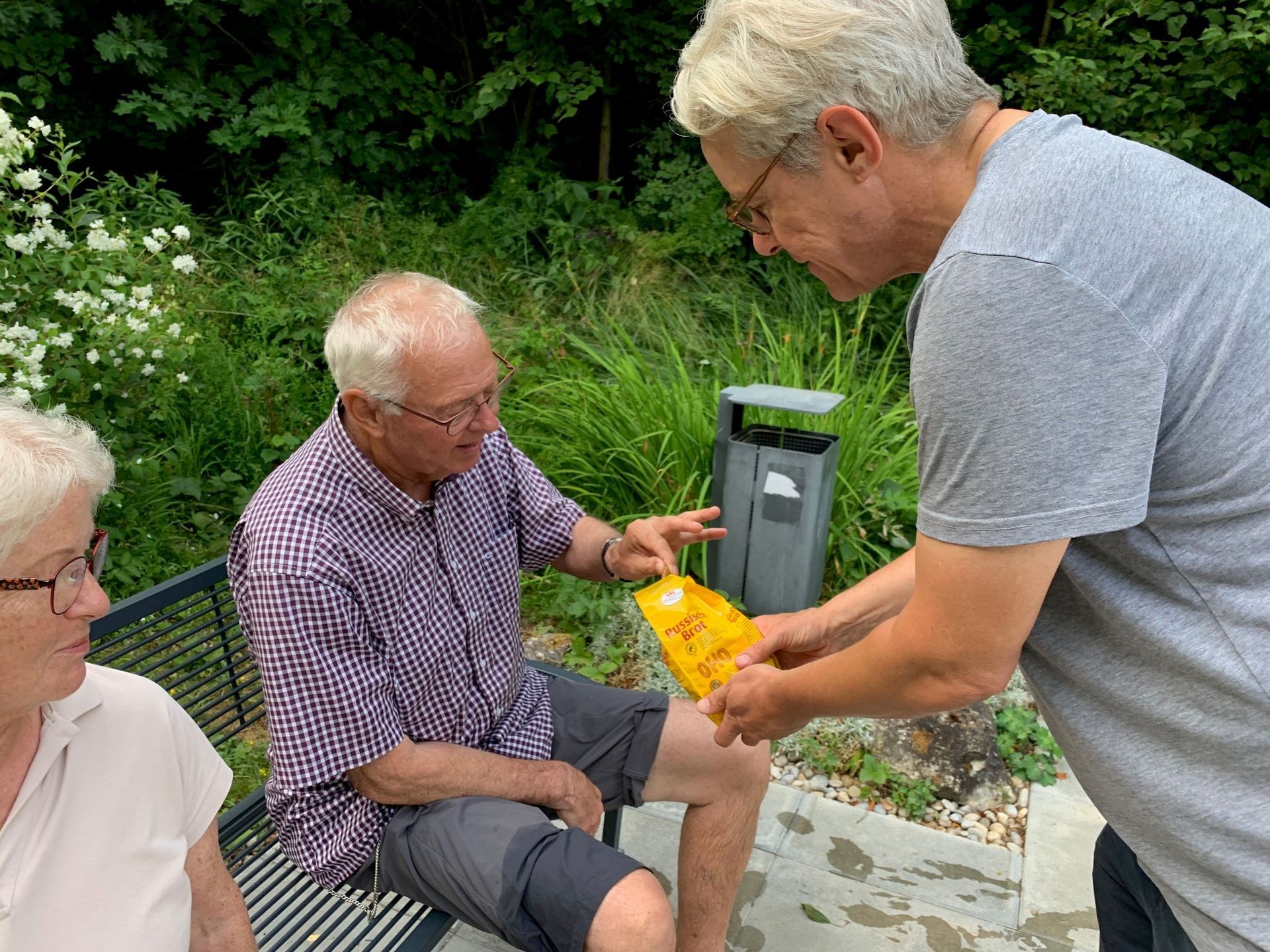 Spaziergang zu Barfußpfad & Wassertretanlage in Wehringen am 21.6.2023 
Wetterglück muss man haben. Bei strahlendem Sonnenschein, aber noch erträglichen Temperaturen, sind wir abends, überwiegend auf Waldwegen, gelaufen. An der Anlage haben wir uns 
abgekühlt und eine kleine Pause mit Snack eingelegt. Es war einfach herrlich!