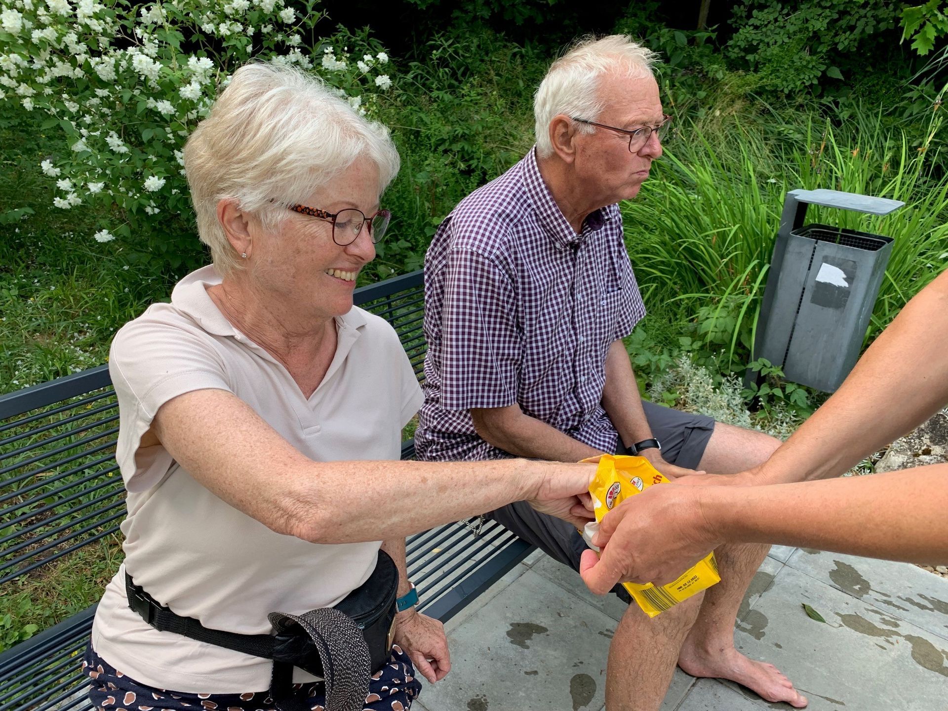 Spaziergang zu Barfußpfad & Wassertretanlage in Wehringen am 21.6.2023 
Wetterglück muss man haben. Bei strahlendem Sonnenschein, aber noch erträglichen Temperaturen, sind wir abends, überwiegend auf Waldwegen, gelaufen. An der Anlage haben wir uns 
abgekühlt und eine kleine Pause mit Snack eingelegt. Es war einfach herrlich!