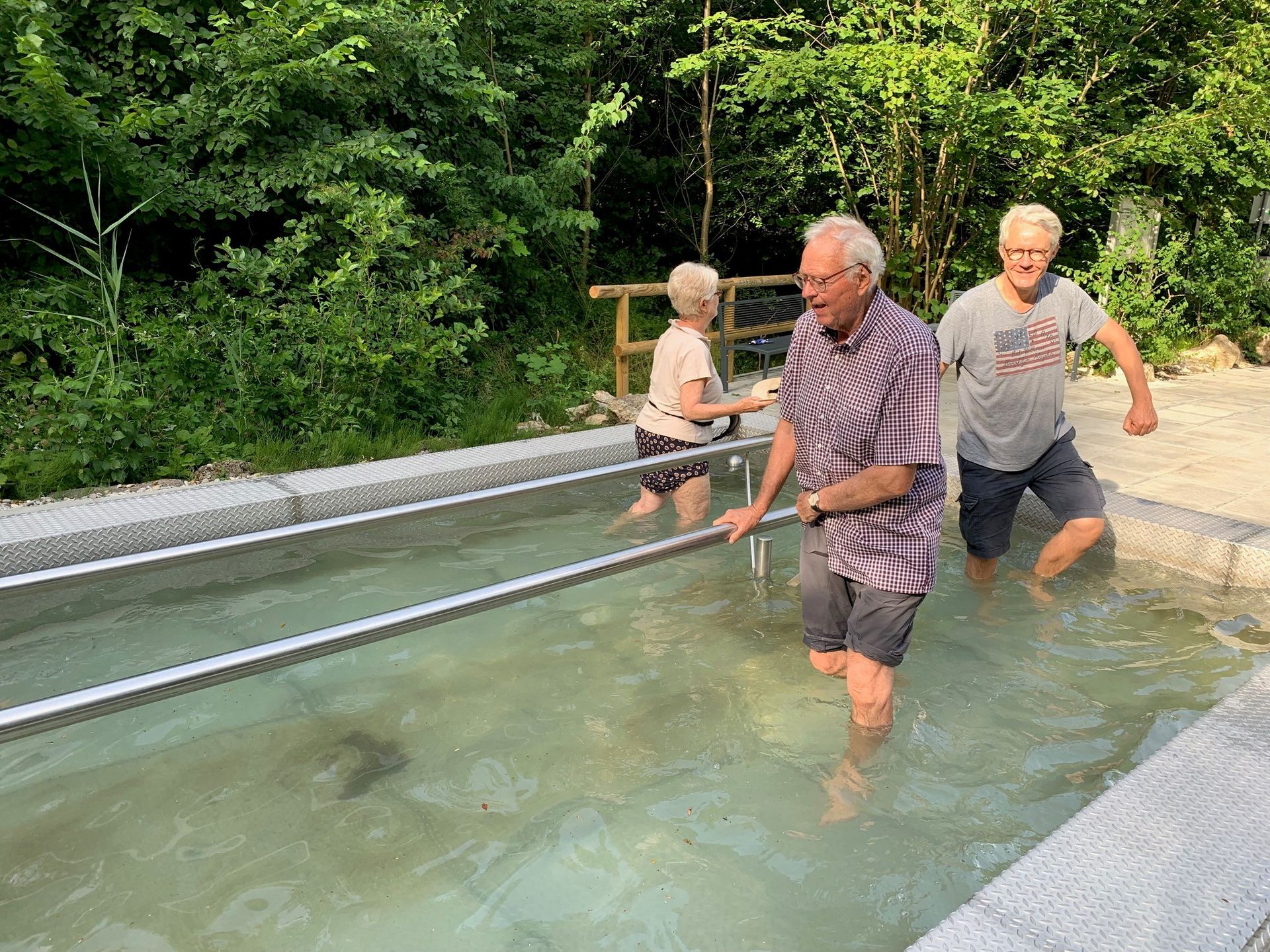 Spaziergang zu Barfußpfad & Wassertretanlage in Wehringen am 21.6.2023 
Wetterglück muss man haben. Bei strahlendem Sonnenschein, aber noch erträglichen Temperaturen, sind wir abends, überwiegend auf Waldwegen, gelaufen. An der Anlage haben wir uns 
abgekühlt und eine kleine Pause mit Snack eingelegt. Es war einfach herrlich!