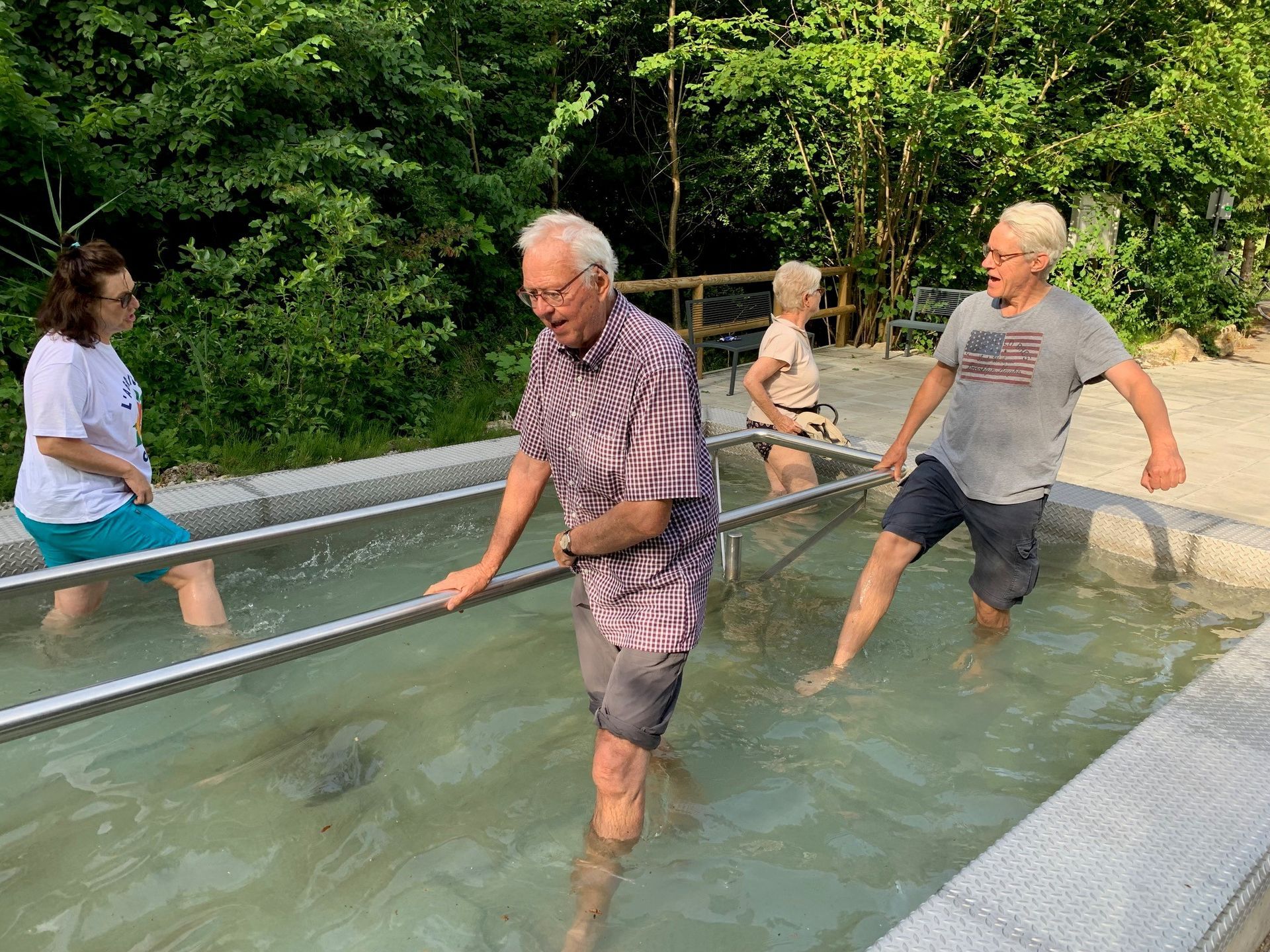Spaziergang zu Barfußpfad & Wassertretanlage in Wehringen am 21.6.2023 
Wetterglück muss man haben. Bei strahlendem Sonnenschein, aber noch erträglichen Temperaturen, sind wir abends, überwiegend auf Waldwegen, gelaufen. An der Anlage haben wir uns 
abgekühlt und eine kleine Pause mit Snack eingelegt. Es war einfach herrlich!