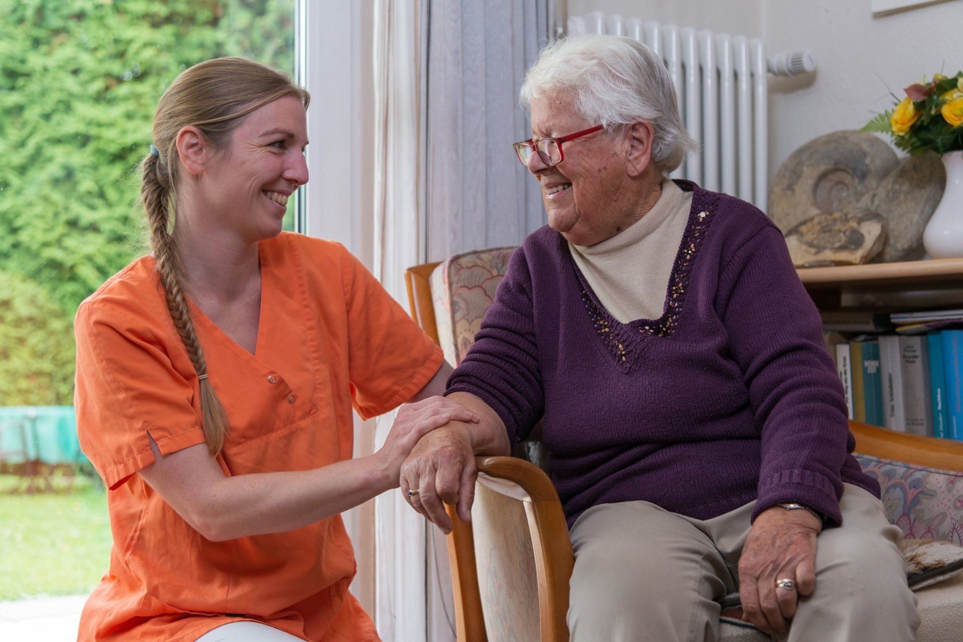 Bild Mitarbeiterin der Sozialstation Bobingen mit der zu betreuenden Person.