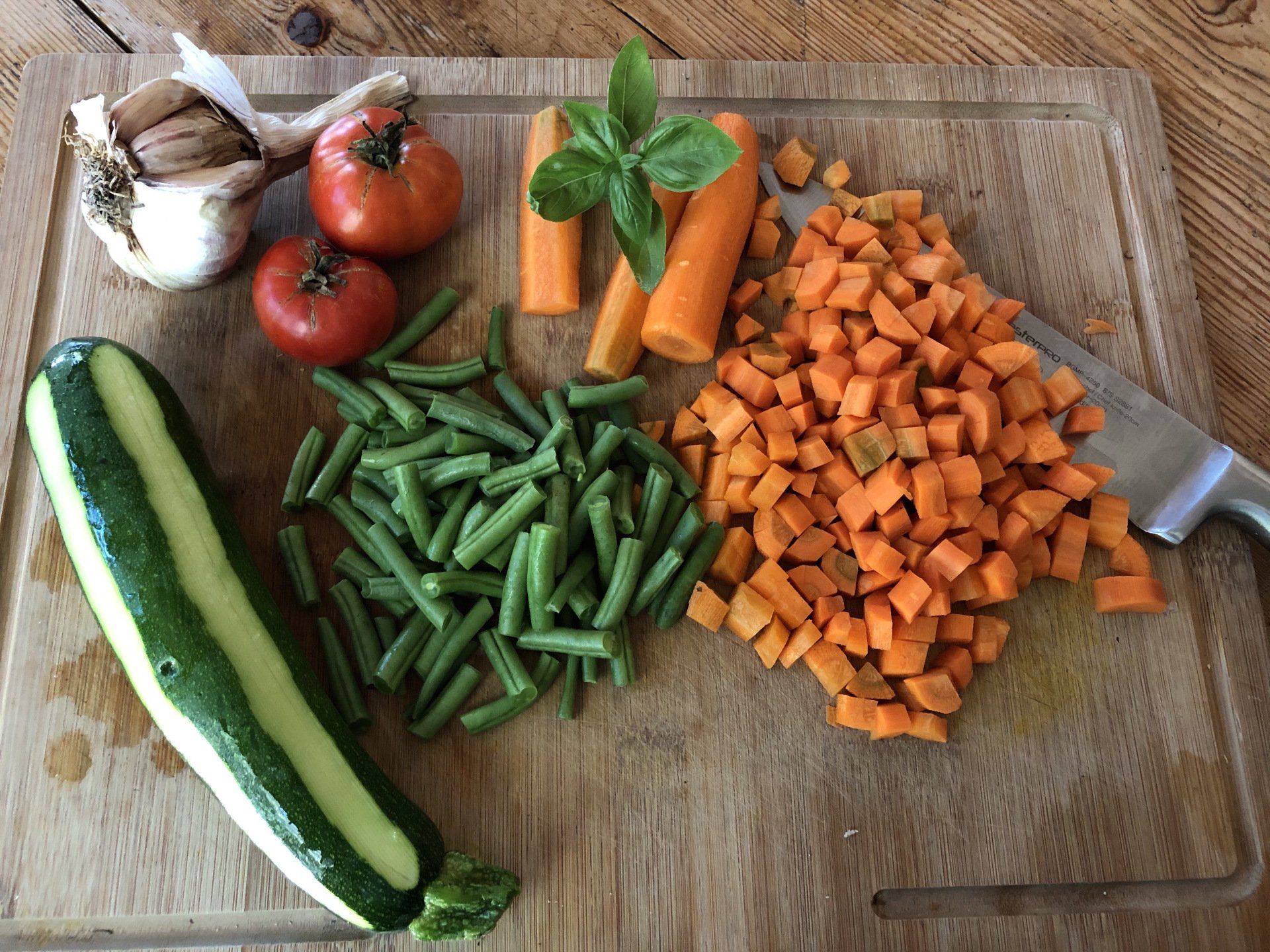Courgettes carottes ail basilic haricots verts Légumes soupe au Pistou