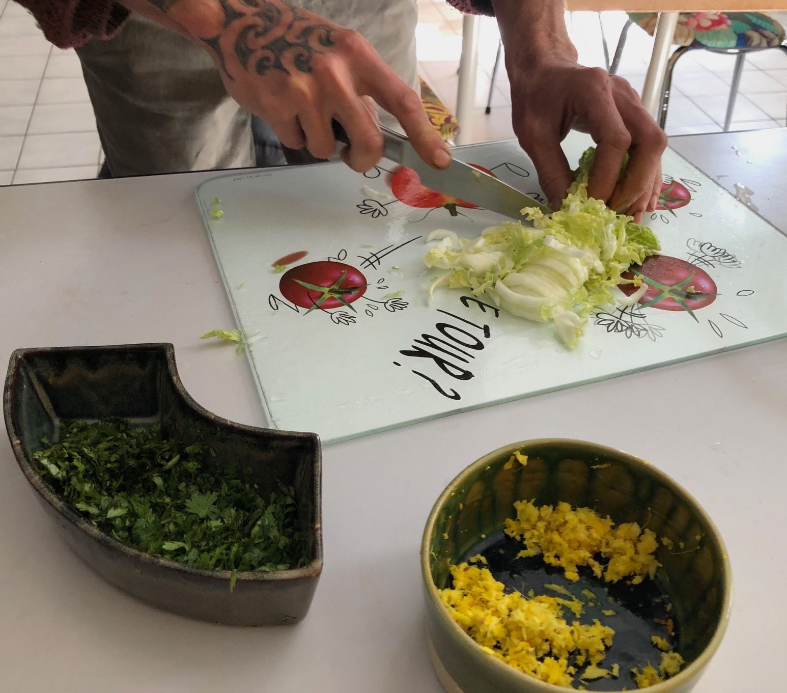 Hacher le choux chinois Salade fraicheur