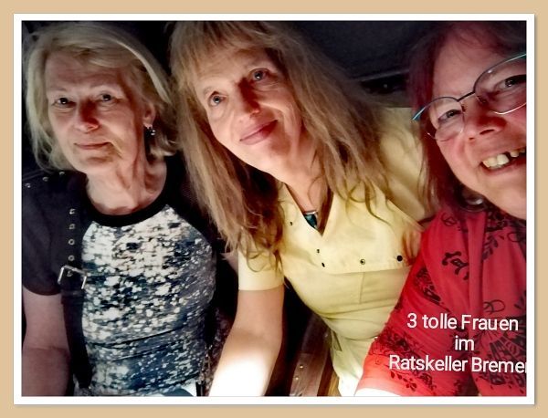 3 Freundinnen Selfie von 3 Freundinnen, Text: 3 tolle Frauen im Ratskeller Bremen; Foto ©Britta Ogasahara