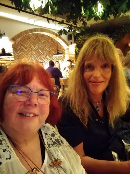 Bea und ich beim Abschiedsessen am Sonntag, Foto: 2 Frauen, Bea und ich beim Abschiedsessen am Sonntag; Foto ©Britta Ogasahara