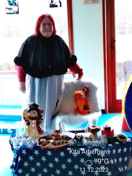 Märchenauftritt im Kindergarten, Krax von Feuerfeder mit Pudelmütze