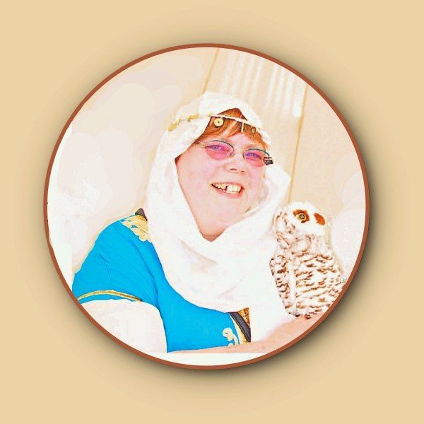 ans arabische angelehnte Kopftuch, Goldkette im Haar,