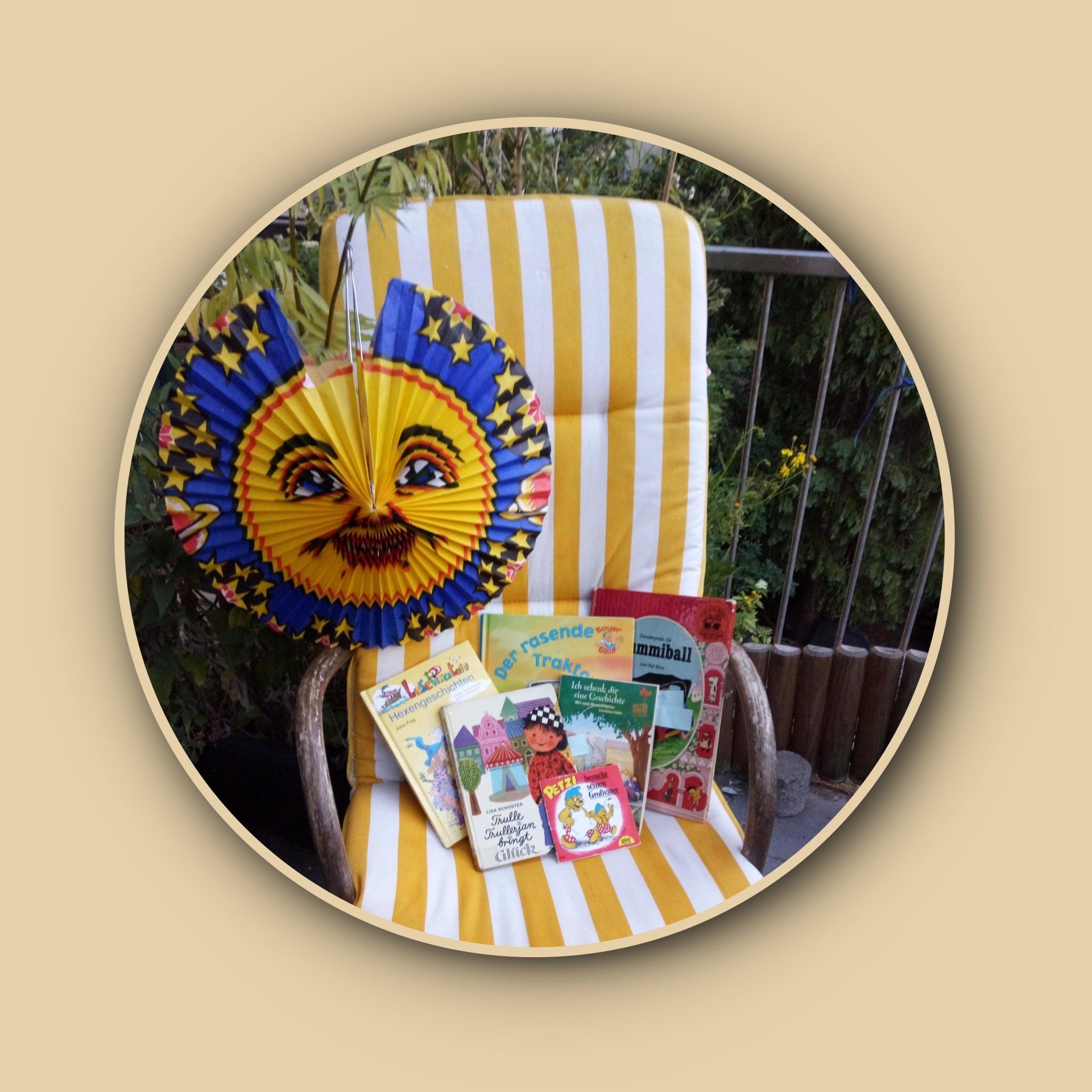 Stuhl mit Kinderbüchern und Mondlaterne Foto: Laterne mit einem Mond und vielen Sternen, auf einem Stuhl liegen diverse Kinderbücher; Foto ©Britta Ogasahara