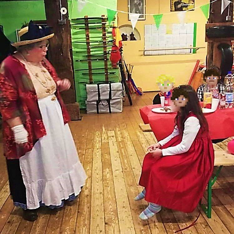 Kindernachmittag, Weihnachtsauftritt in der Kung-Fu Schule Bulaimei,