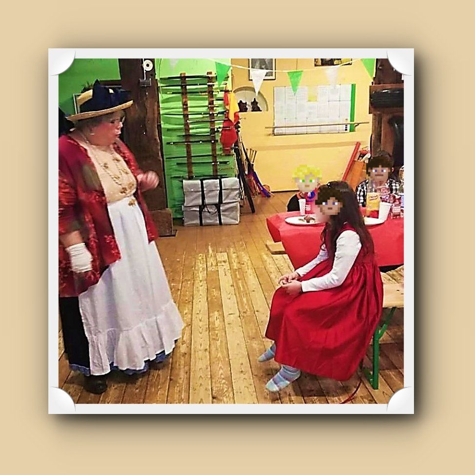 Foto: Auftritt in der Kung-Fu Schule Bulaimei; Kind mit Sticker verfremdet; Foto ©Britta Ogasahara