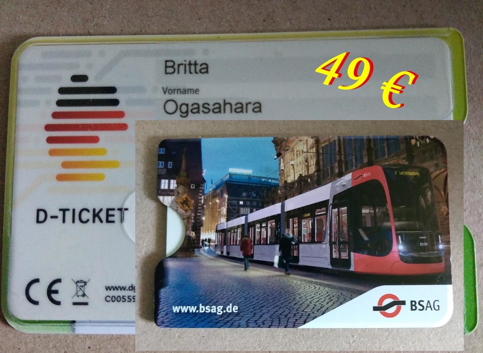 Foto: die Luxusvariante, das 49€-Ticket als Plastikkarte, Vorder~ und Rückseite; Foto ©Britta Ogasahara