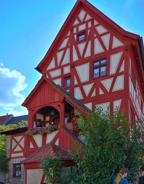 Foto: schönes altes Fachwerkhaus mit rotem Fachwerk; Foto ©Britta Ogasahara