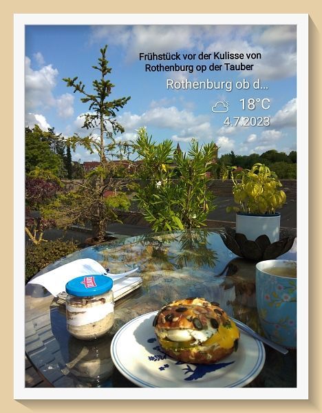 Frühstück auf der Dachterrasse, Foto © Britta Ogasahara Foto: Blick auf die Stadtmauer von Rotenburg ob der Tauber, Draußen auf der Dachterrasse, Foto © Britta Ogasahara