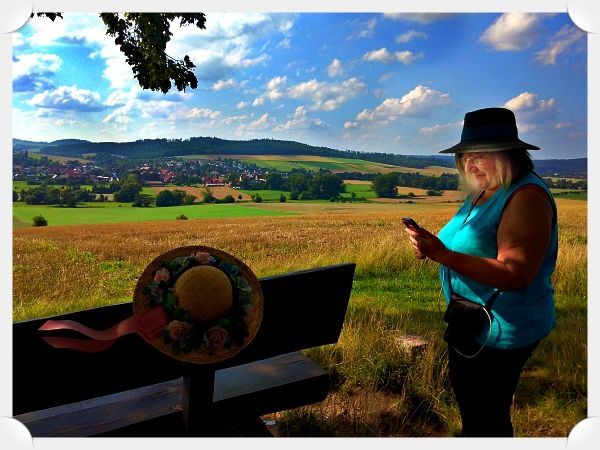 ein schöner Blick, Foto ©Britta Ogasahara Foto: Blick auf das Weserbergland, Bank unter dem Kraftbaum ; Foto ©Britta Ogasahara