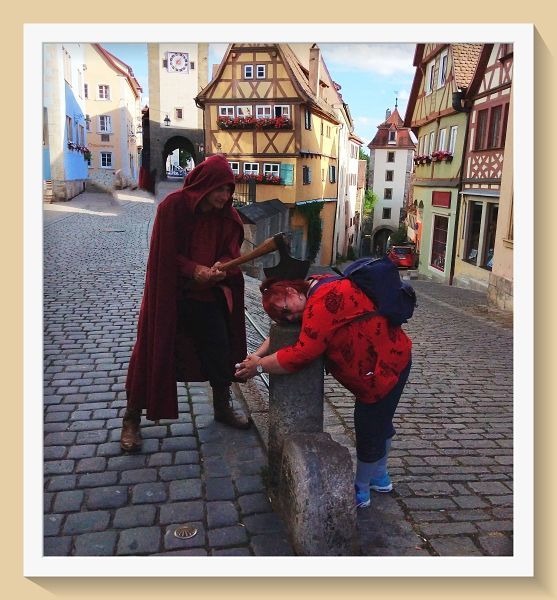 Huch, ist das ein Beil, Foto ©Britta Ogasahara Foto: Henker von Rotenburg ob der Tauber mit Beil, ich habe Kopf auf Steinsäule gelegt; Foto ©Britta Ogasahara