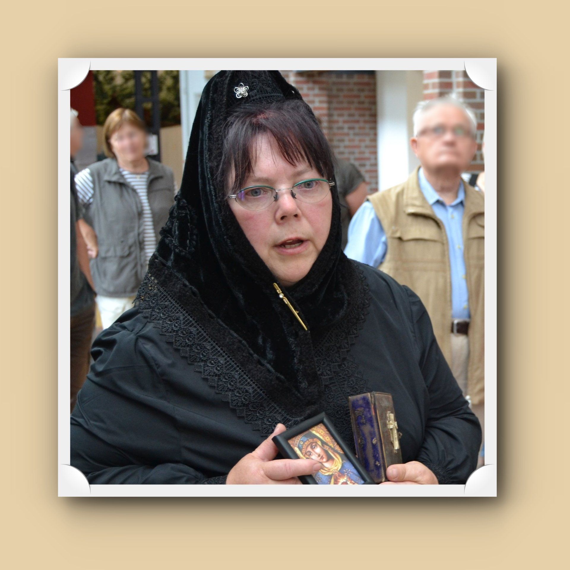 schwarzes Kostüm; schwarzes Kopftuch; weiße Schürze;
