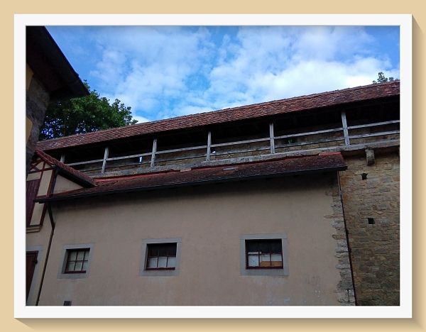 Blick vom Restaurant auf die Mauer, Foto ©Britta Ogasahara Foto: Blick von unten auf den Wehrgang der Stadtmauer von Rotenburg ob der Tauber; Foto ©Britta Ogasahara