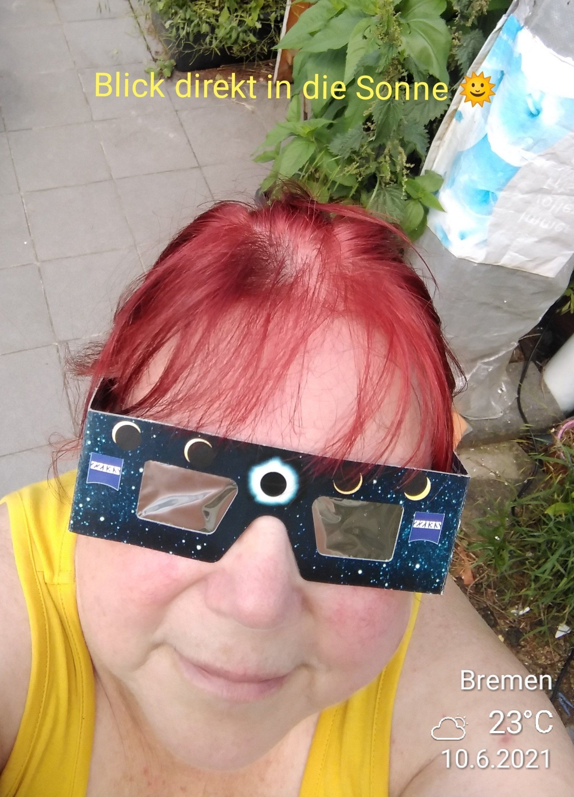 Tag der Sonnenfinsternis, Blick mit einer Spezialbrille direkt in die Sonne, © Foto Britta Ogasahara ich blicke mit einer Spezialbrille direkt in die Sonne.,© Foto Britta Ogasahara