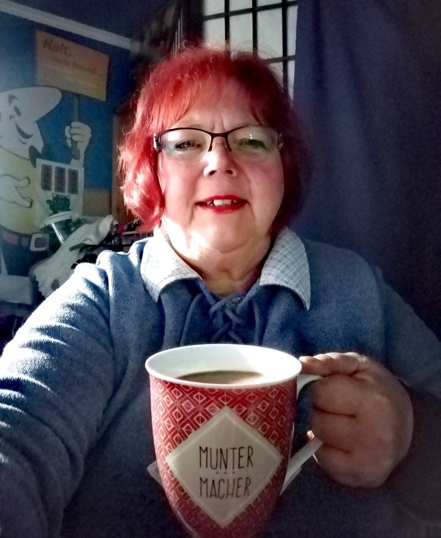 Kaffee muss sein! Foto ©Britta Ogasahara rothaarige Frau mit einer großen Kaffeetasse, Foto ©Britta Ogasahara