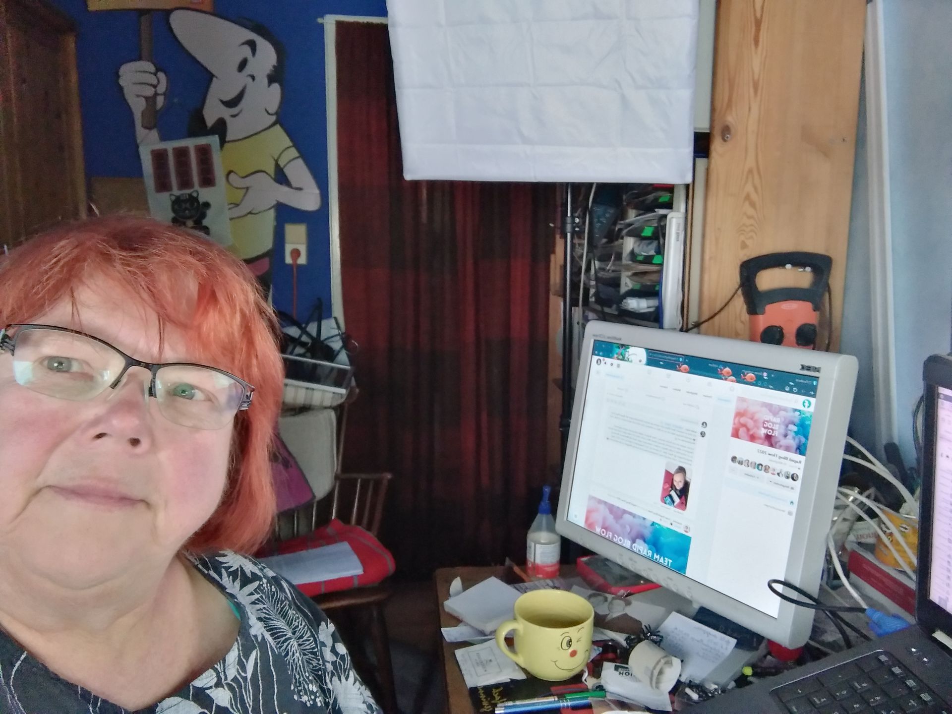 Foto: mein Büroarbeitsplatz, große gelbe Tasse Kaffee, ein Monitor, Britta
©Britta Ogasahara