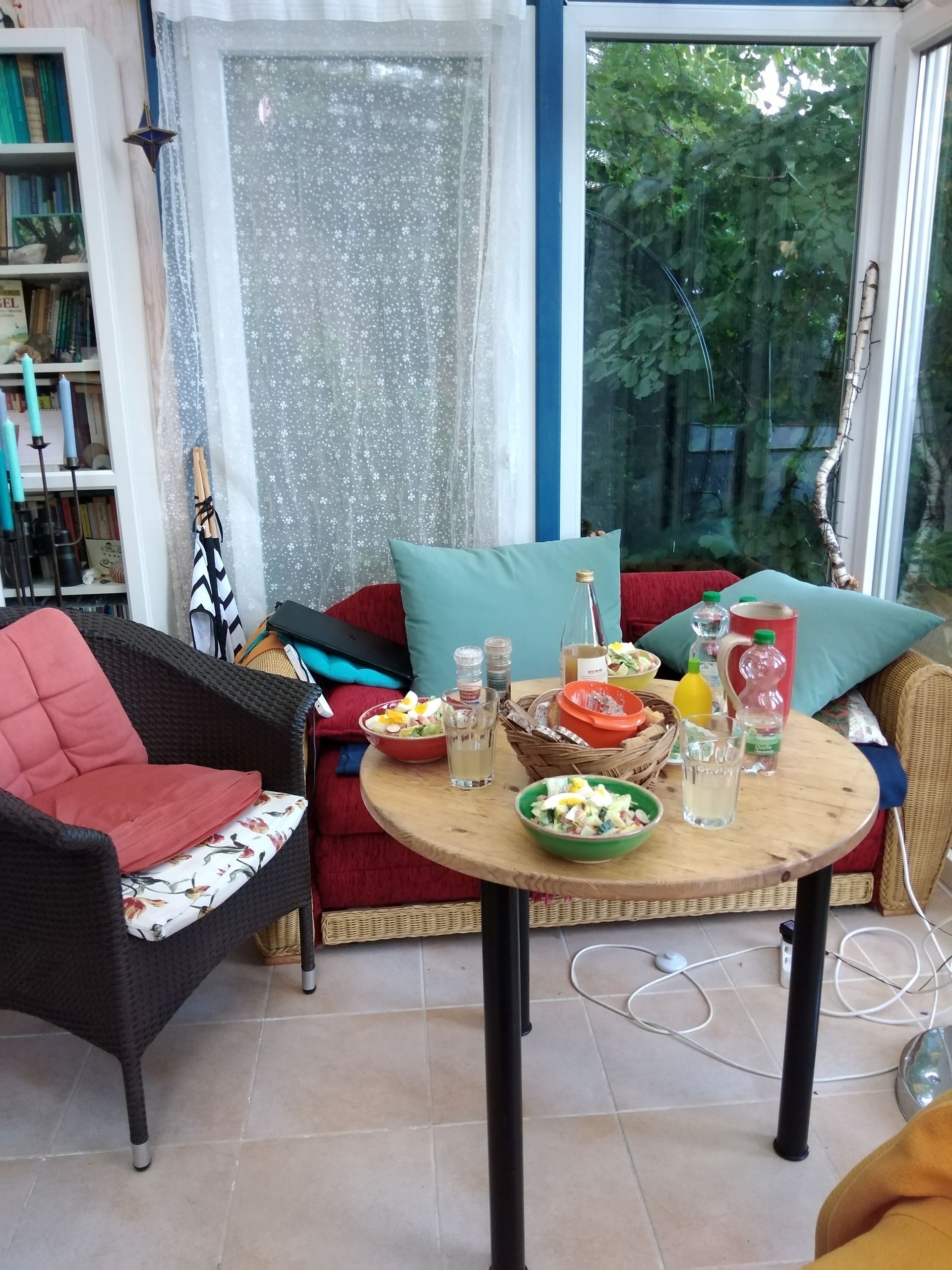 heute essen wir mal drinnen, Foto ©Britta Ogasahara Foto: auf einem runden Tisch im Wintergarten stehen 3 Schüsseln mit Müsli, Foto ©Britta Ogasahara
