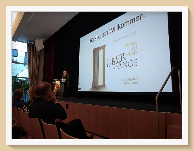 Begrüßung durch Sabine Lutkat, Foto ©Britta Ogasahara Foto: Sabine Lutkat begrüßt alle Gäste, Teilnehmende Märchenerzählerinnen und Dozenten; Foto ©Britta Ogasahara