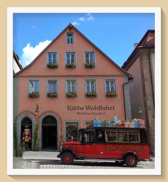 Ein Weihnachtsoldtimer mit Geschenken, Foto ©Britta Ogasahara Foto: Das Weihnachtsmuseum von Käthe Wohlfarth in Rotenburg ob der Tauber; Foto ©Britta Ogasahara