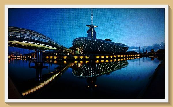 Eine Nachtaufnahme des Klimahauses in Bremerhaven Eine Nachtaufnahme des Klimahauses in Bremerhaven