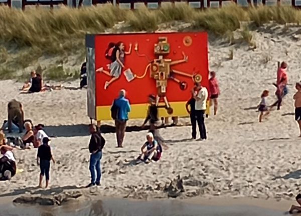 Kunstobjekt am Strand