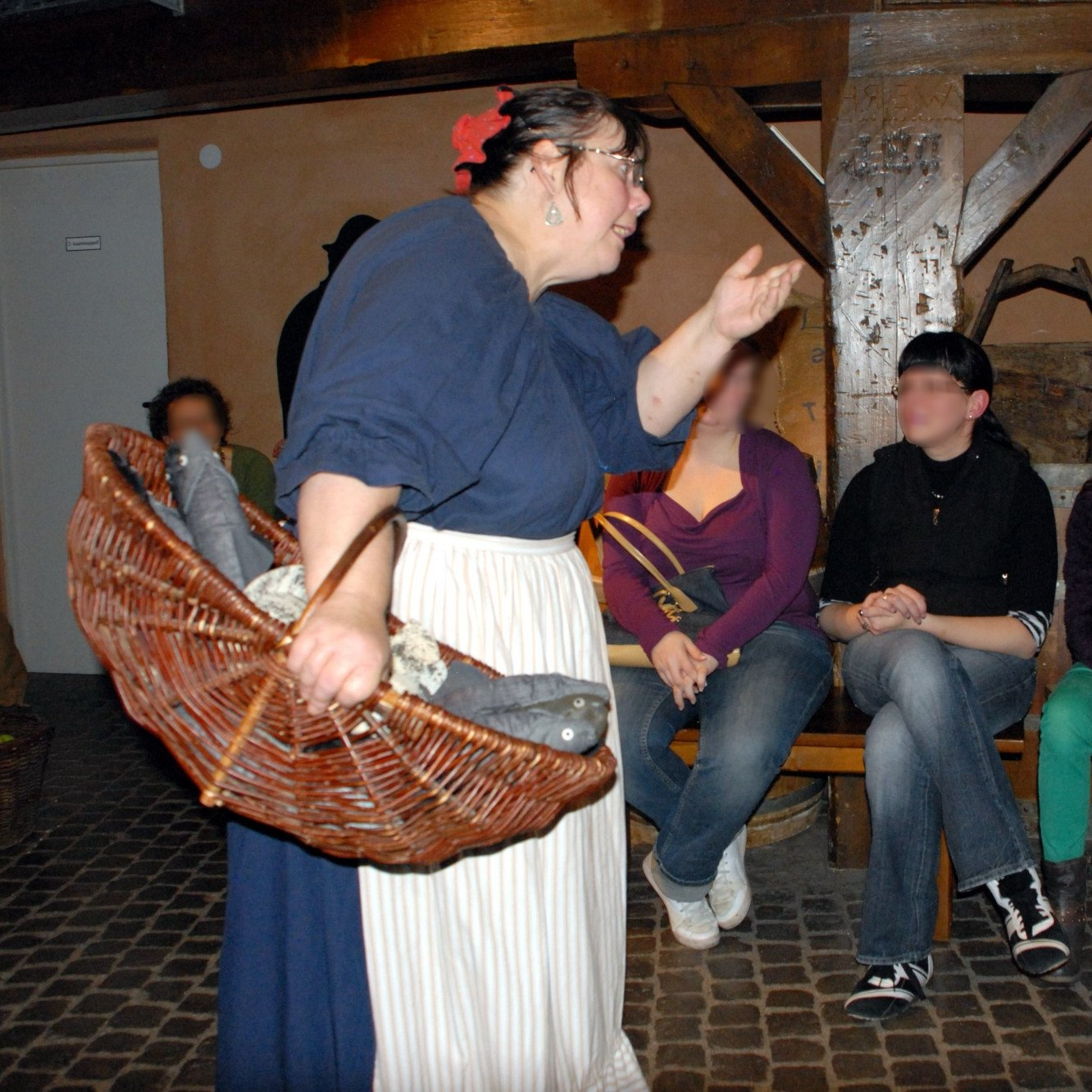 Foto: Bremer Original, in der einen Hand eine Scholle (Fische aus Stoff - Handarbeit); Foto ©Britta Ogasahara