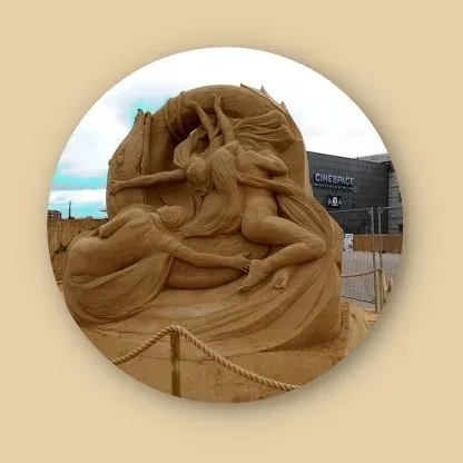 Sandskulptur der Sage der Nibelungen Sandskulptur der Sage der Nibelungen, 3 nackte Schönheiten winden sich um einen Lindwurm