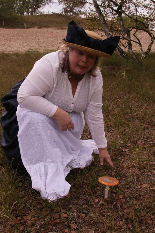 Strohhut mit blauer Schleife, weiße Schürze, blauer Rock, Fliegenpilz,