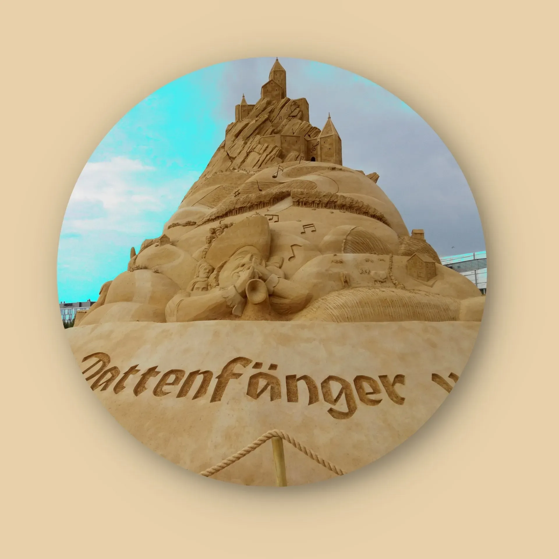 Sandskulptur: Rattenfänger von Hameln Foto: Sandskulptur Rattenfänger von Hameln, angeordnet wie ein Berg; Foto ©Britta Ogasahara
